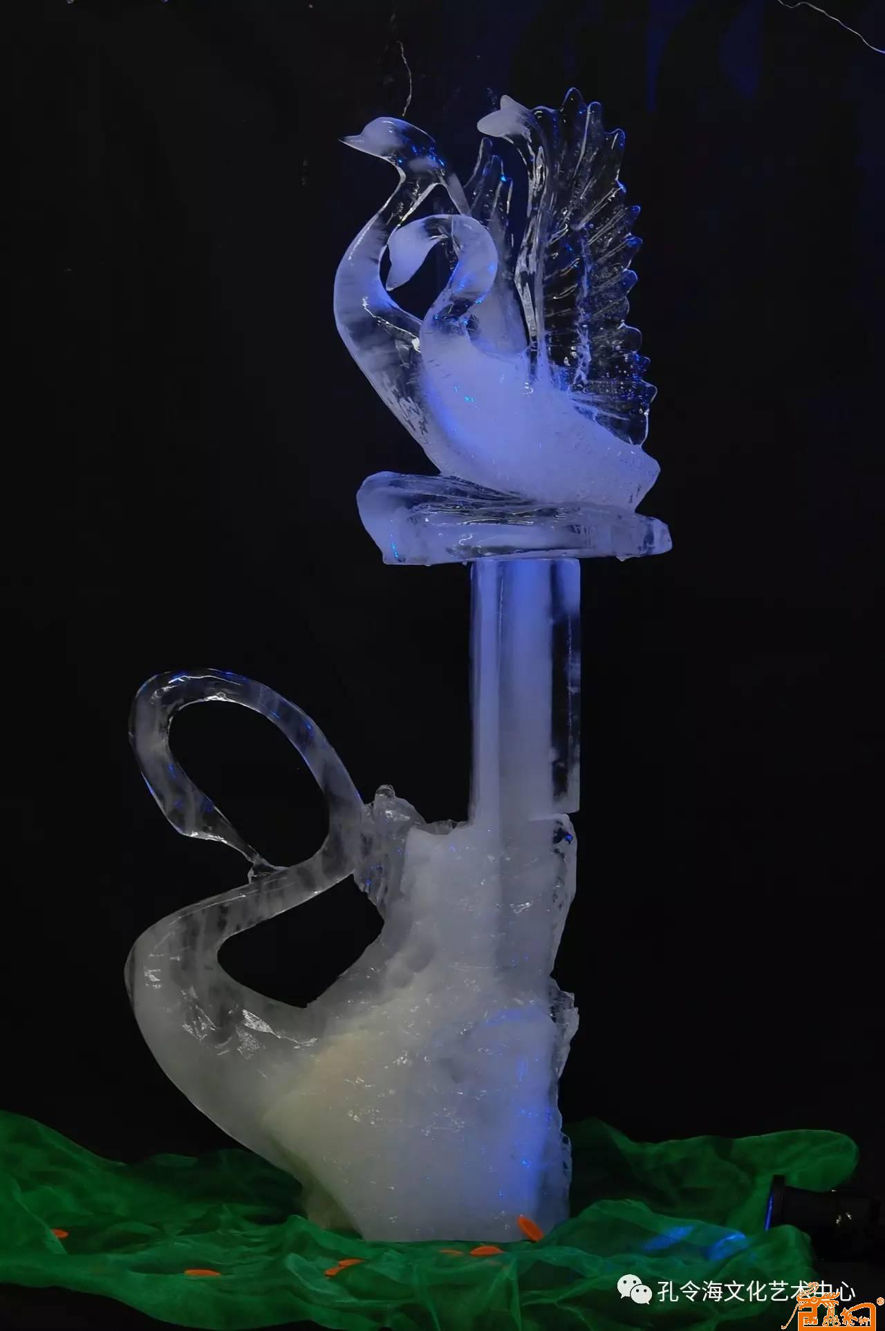冰雕作品：《天鹅》  原料：冰